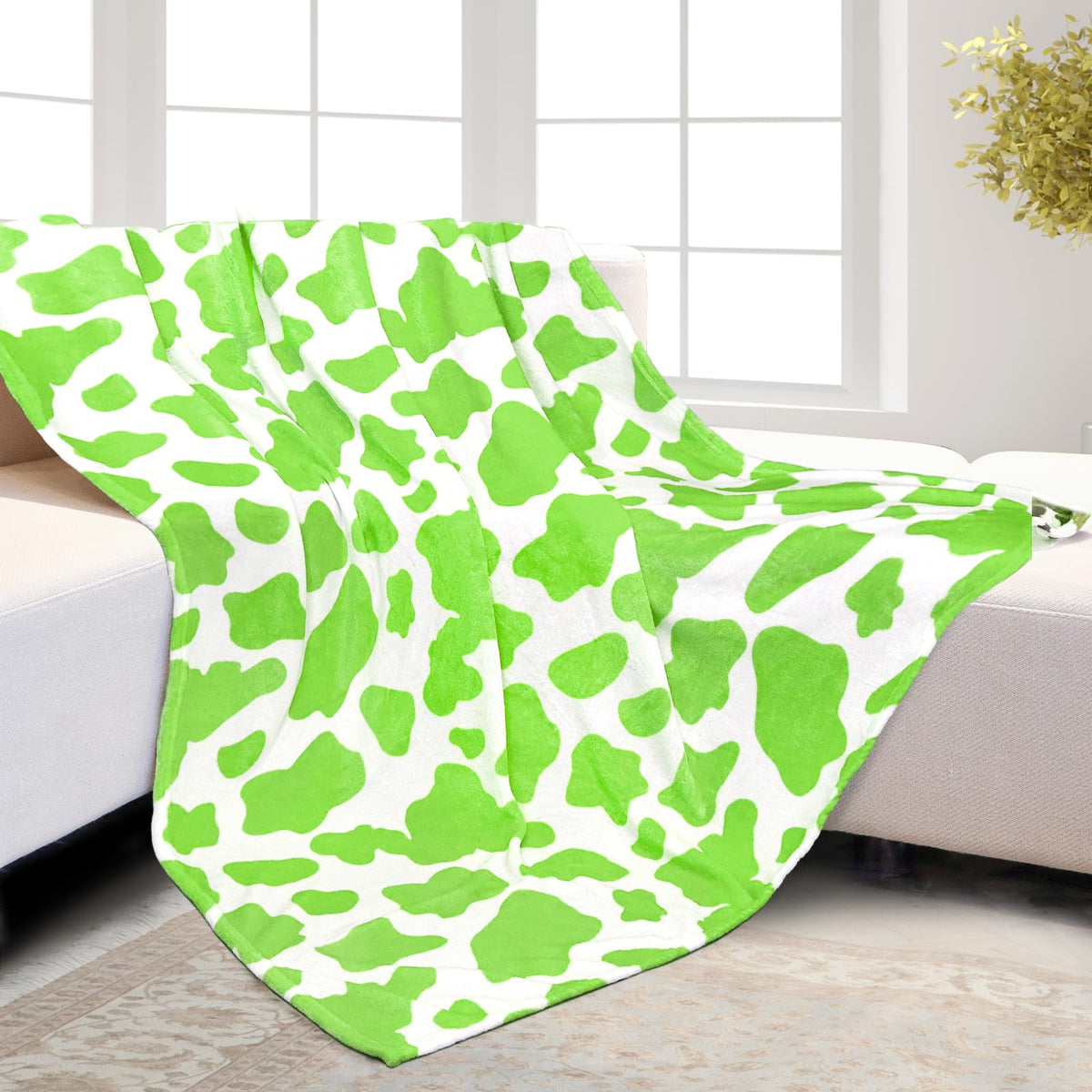 Cow Print Blanket Warm Plush Cute Black Cow Throw Blanket Soft Fleece Flannel Lightweight Throw Blankets Sofa Couch Bed Travel Cow Bedding Room Decor for Kids Teens Adults 40"x50"