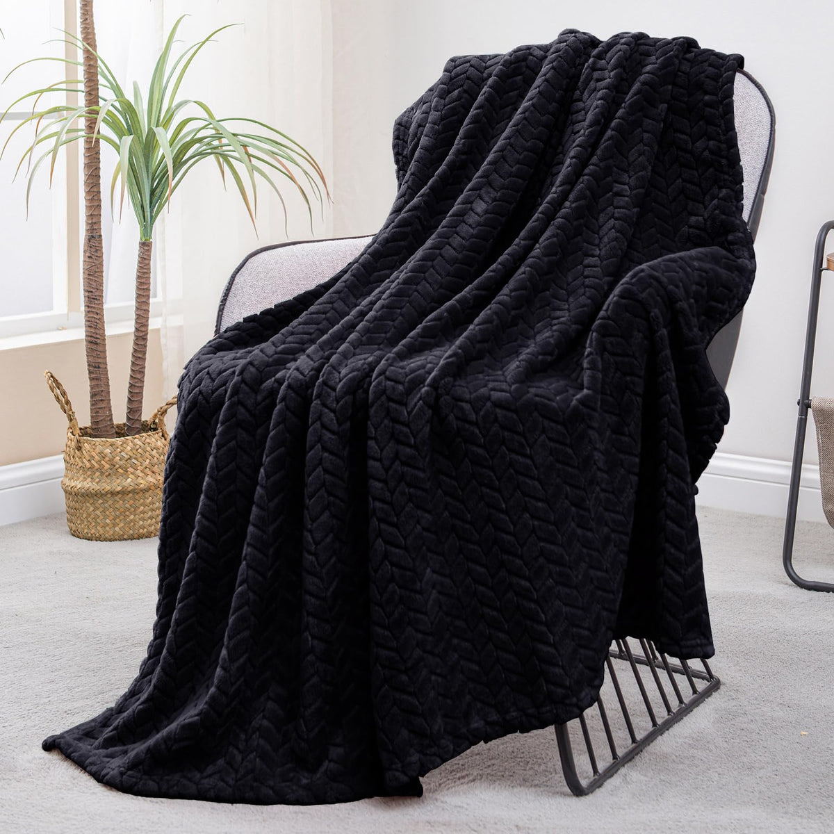Exclusivo Mezcla Fleece Pink Throw Blanket for Couch Sofa Bed, 50”x70”