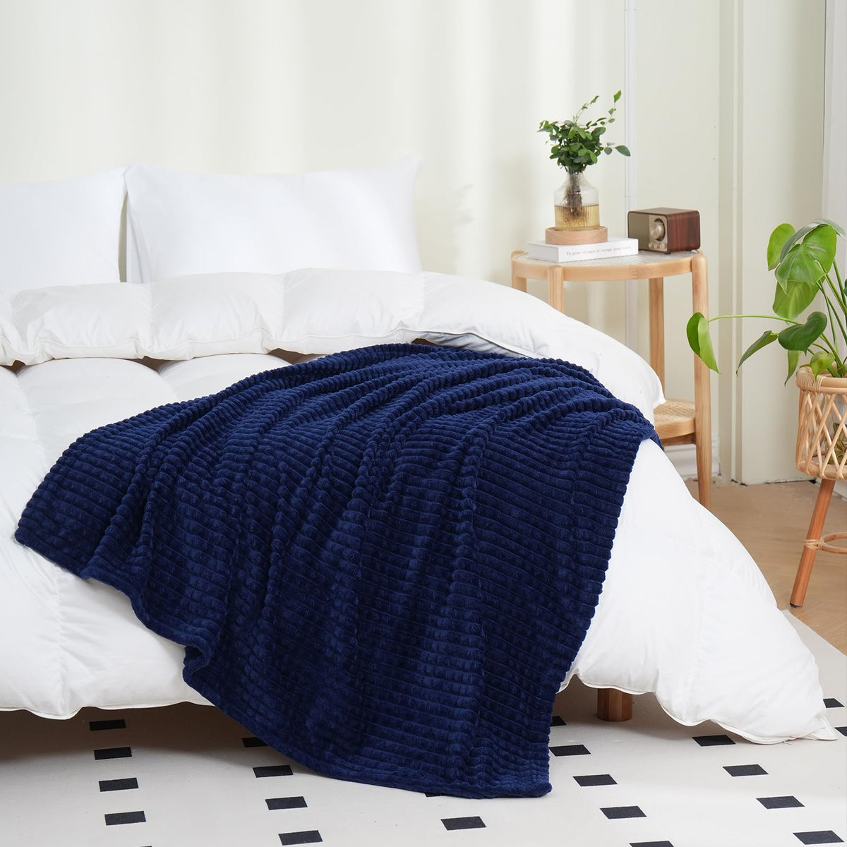 Puncuntex Fleece Throw Blanket Dark Green 50"×60" with Square Grid Design