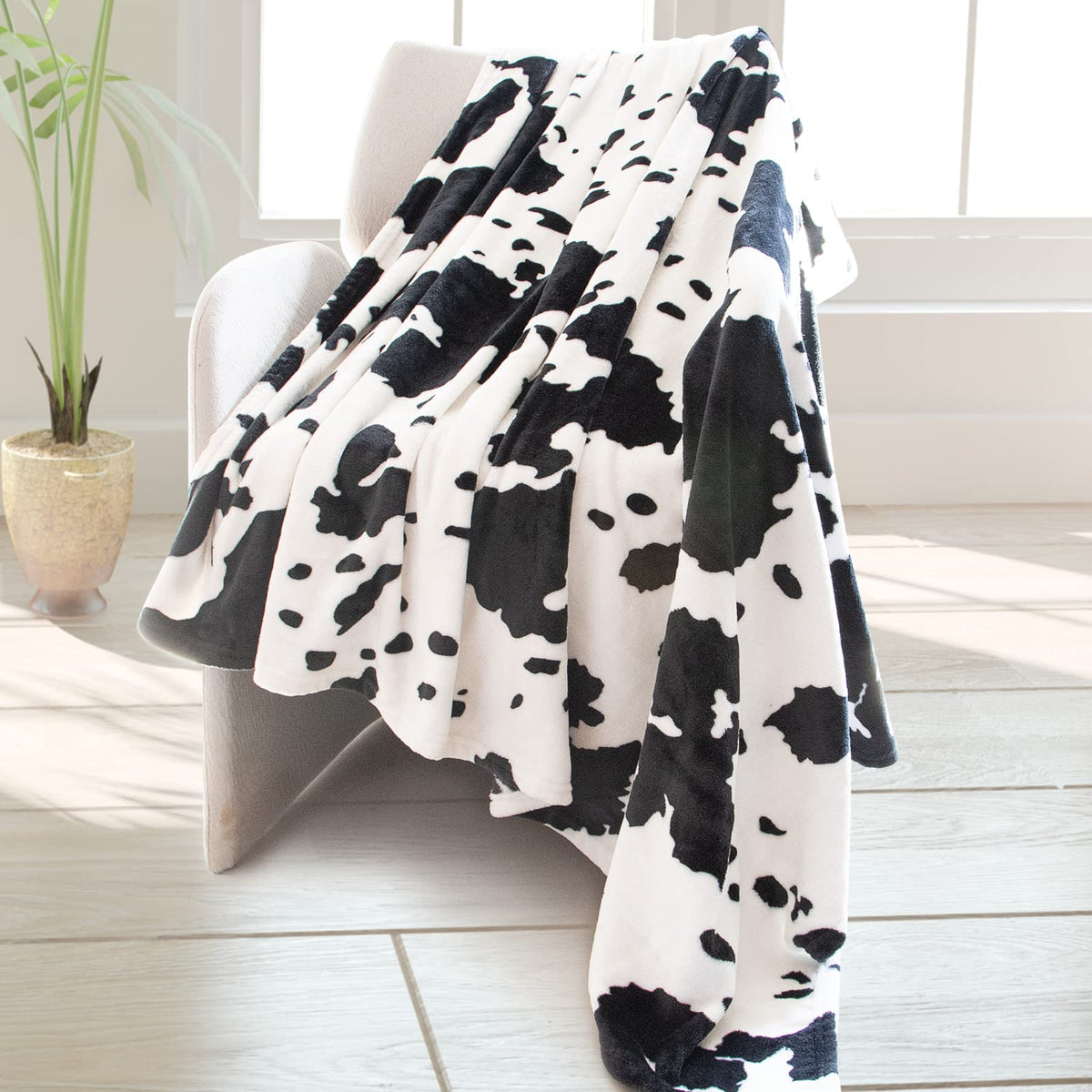 Cow Print Blanket Warm Plush Cute Black Cow Throw Blanket Soft Fleece Flannel Lightweight Throw Blankets Sofa Couch Bed Travel Cow Bedding Room Decor for Kids Teens Adults 40"x50"