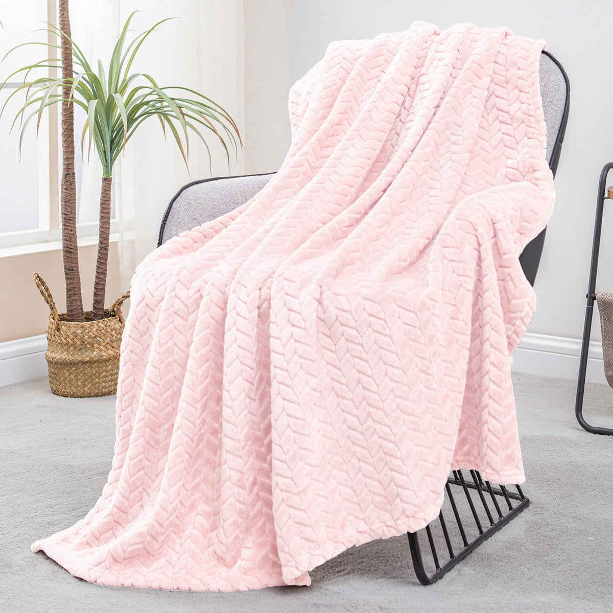 Exclusivo Mezcla Fleece Pink Throw Blanket for Couch Sofa Bed, 50”x70”