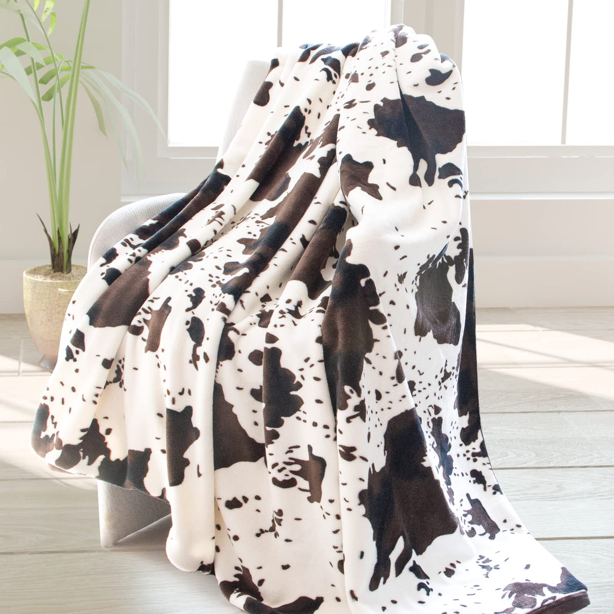 Cow Print Blanket Warm Plush Cute Black Cow Throw Blanket Soft Fleece Flannel Lightweight Throw Blankets Sofa Couch Bed Travel Cow Bedding Room Decor for Kids Teens Adults 40"x50"