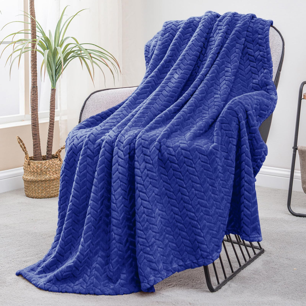 Exclusivo Mezcla Fleece Pink Throw Blanket for Couch Sofa Bed, 50”x70”