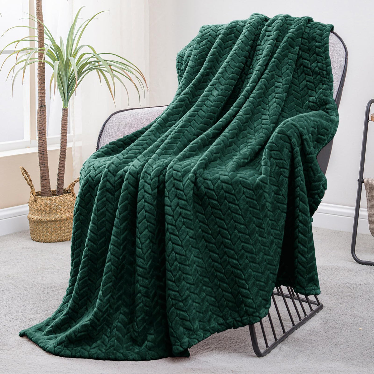 Exclusivo Mezcla Fleece Pink Throw Blanket for Couch Sofa Bed, 50”x70”
