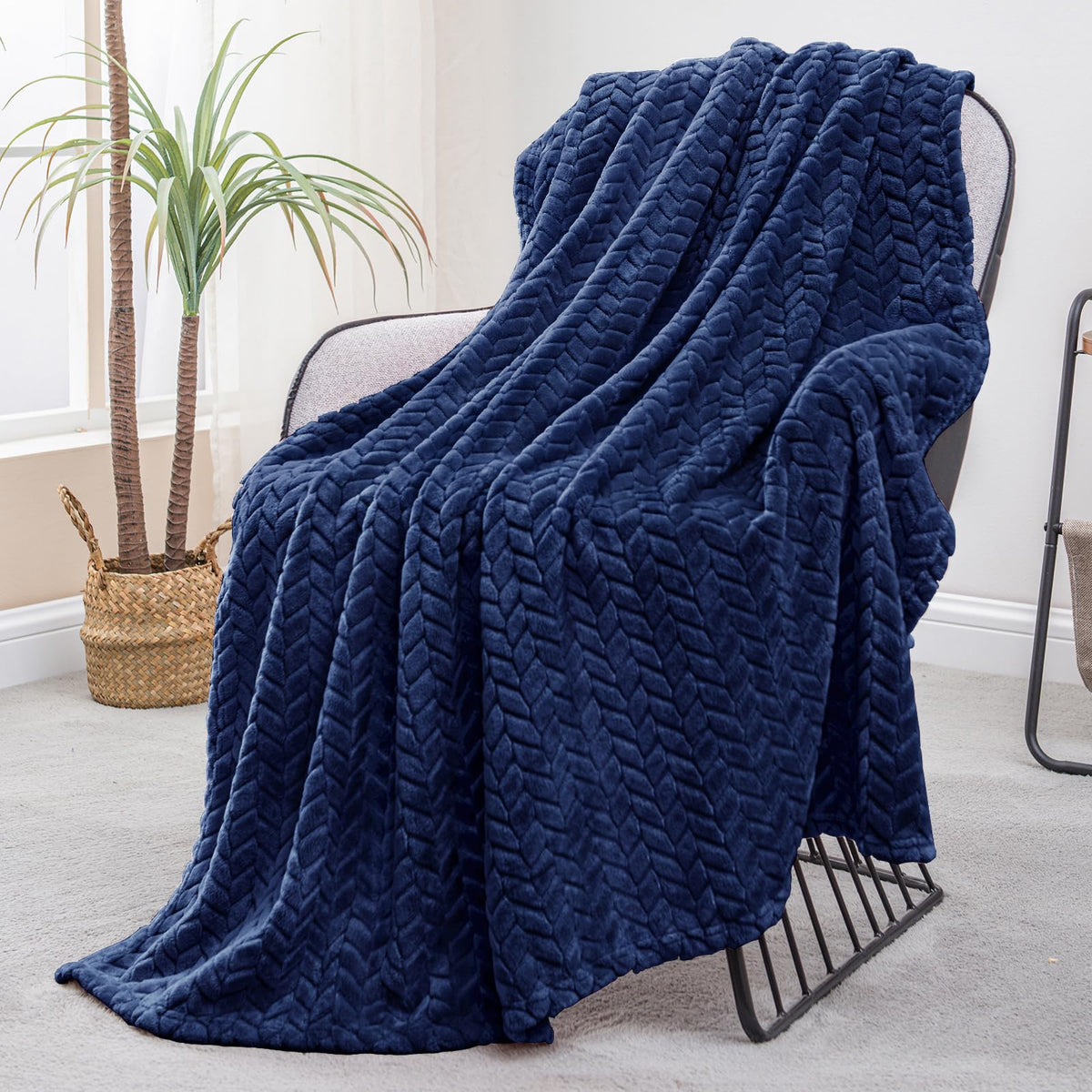 Exclusivo Mezcla Fleece Pink Throw Blanket for Couch Sofa Bed, 50”x70”