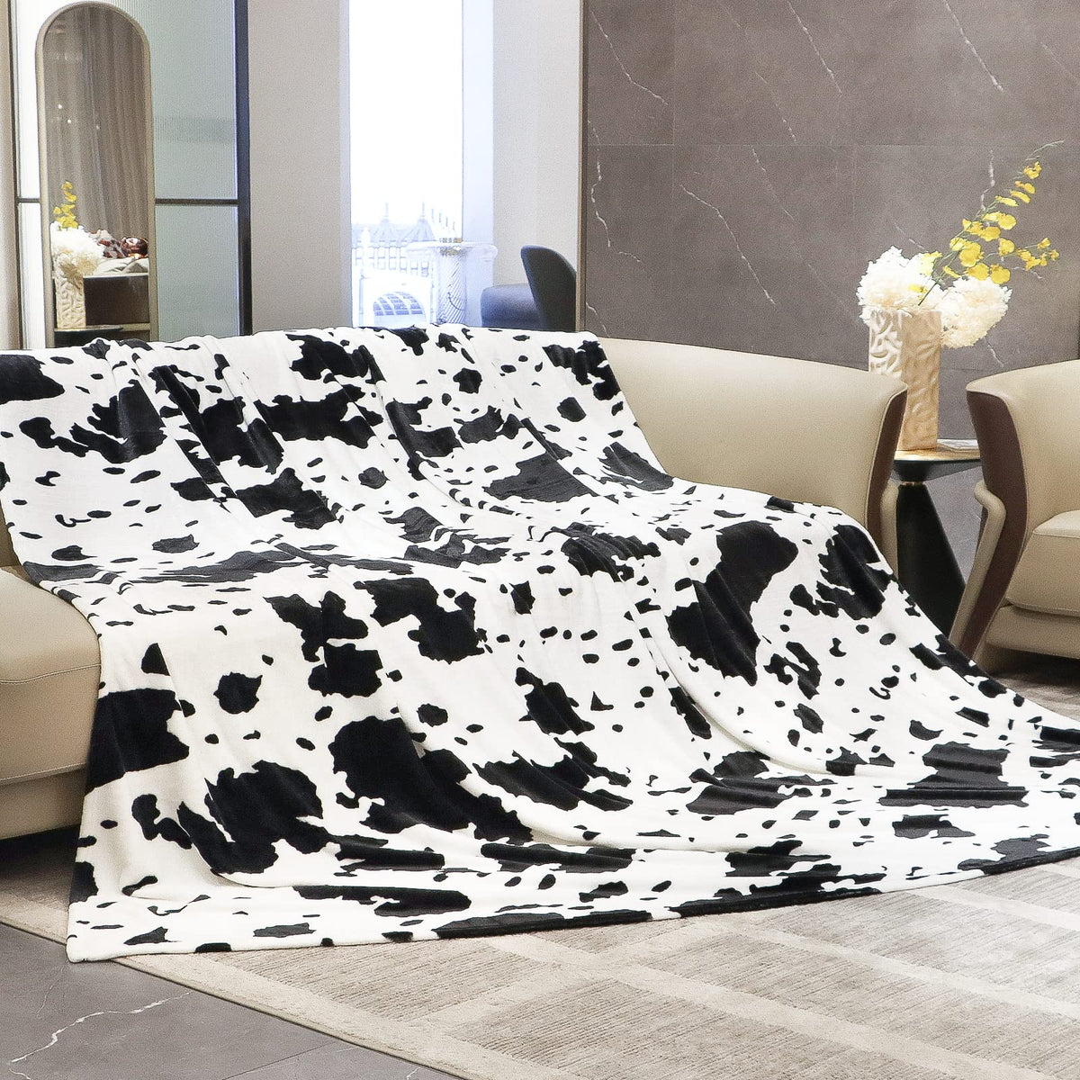 Cow Print Blanket Warm Plush Cute Black Cow Throw Blanket Soft Fleece Flannel Lightweight Throw Blankets Sofa Couch Bed Travel Cow Bedding Room Decor for Kids Teens Adults 40"x50"
