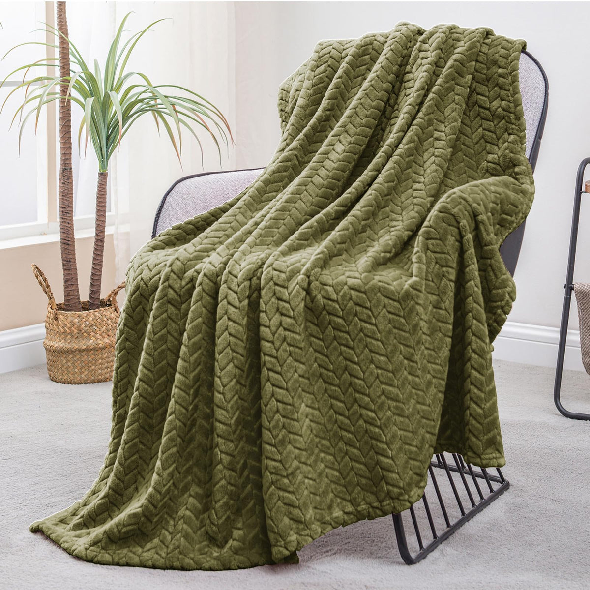 Exclusivo Mezcla Fleece Pink Throw Blanket for Couch Sofa Bed, 50”x70”