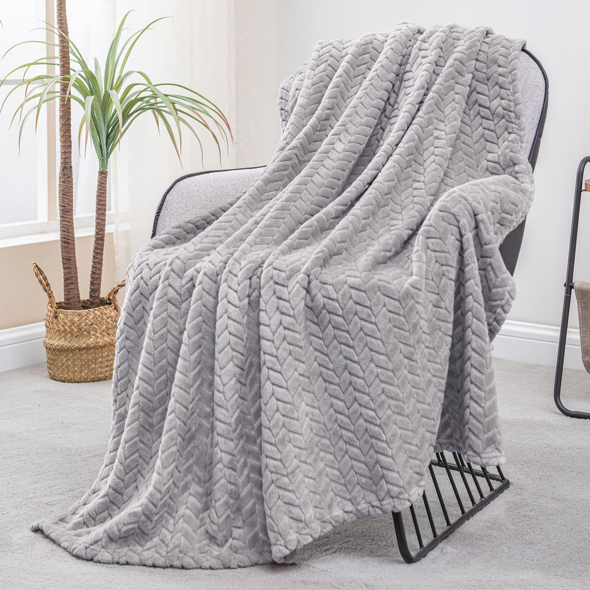 Exclusivo Mezcla Fleece Pink Throw Blanket for Couch Sofa Bed, 50”x70”