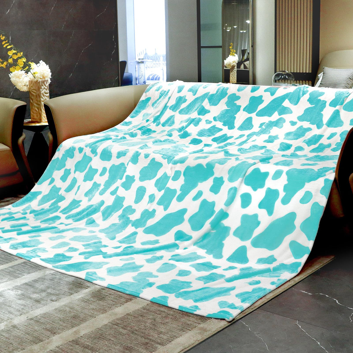 Cow Print Blanket Warm Plush Cute Black Cow Throw Blanket Soft Fleece Flannel Lightweight Throw Blankets Sofa Couch Bed Travel Cow Bedding Room Decor for Kids Teens Adults 40"x50"