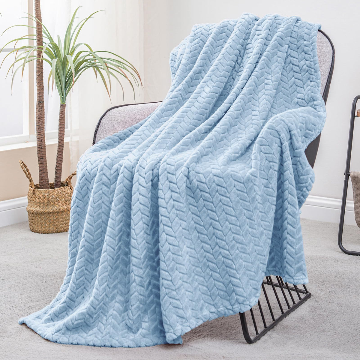 Exclusivo Mezcla Fleece Pink Throw Blanket for Couch Sofa Bed, 50”x70”