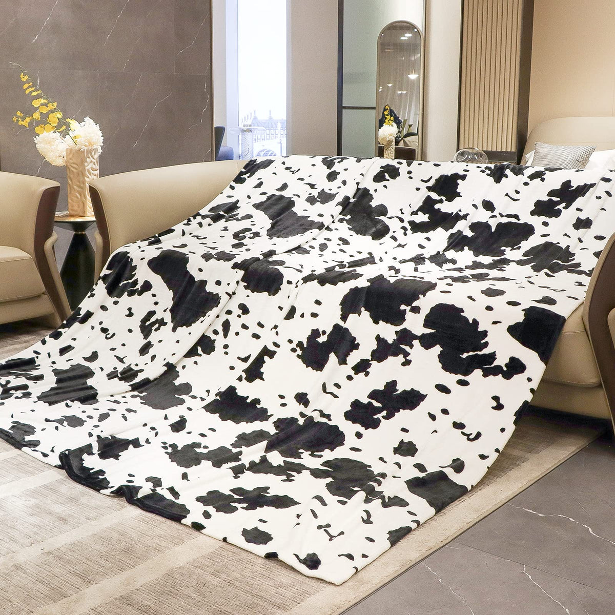 Cow Print Blanket Warm Plush Cute Black Cow Throw Blanket Soft Fleece Flannel Lightweight Throw Blankets Sofa Couch Bed Travel Cow Bedding Room Decor for Kids Teens Adults 40"x50"